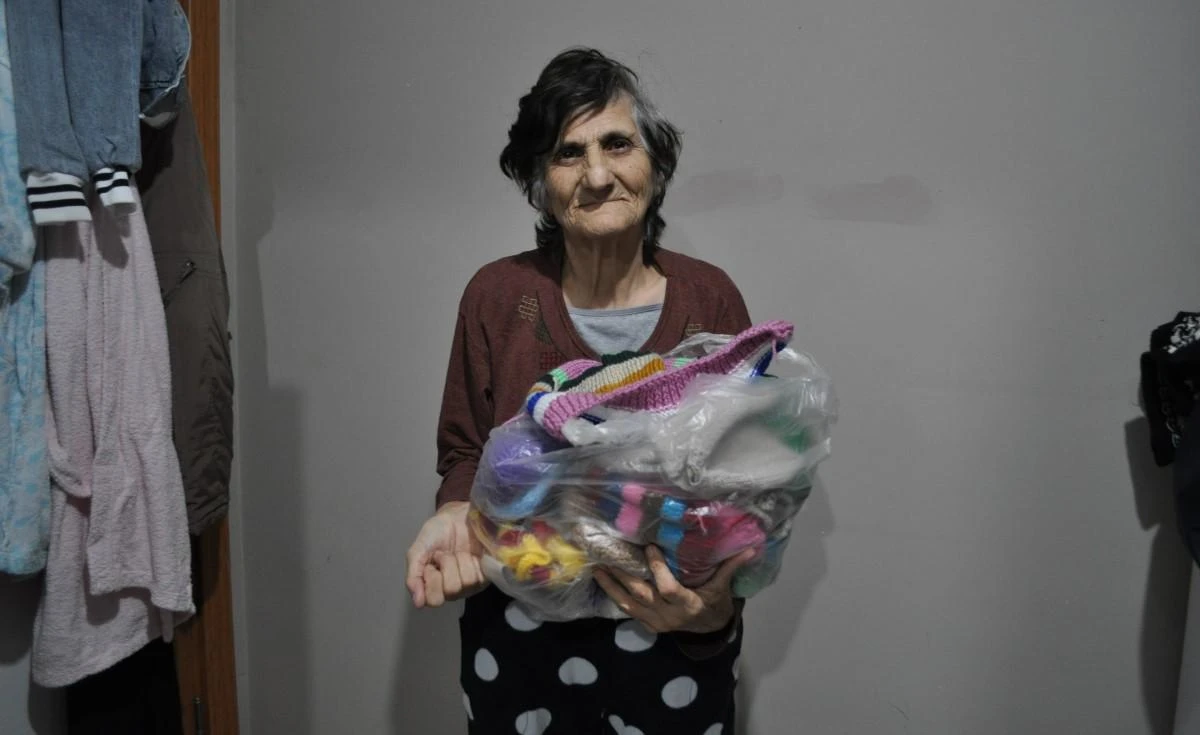 Görme engeline rağmen ördüğü şapkalar köy okullarına gidiyor