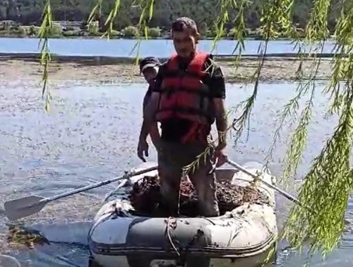 Kullanılması yasak olan 100 metrelik ağı göletten çıkardılar