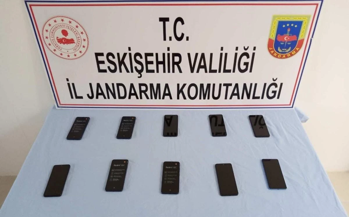Kaçak cep telefonu satan şahıs yakalandı