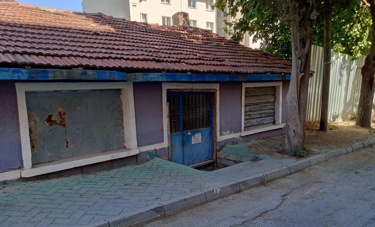 Metruk evin kapısına beddualı uyarı asıldı