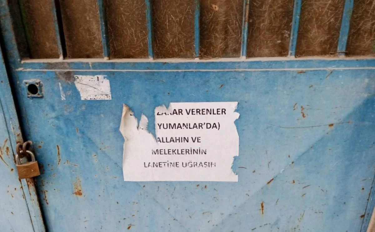Metruk evin kapısına beddualı uyarı asıldı 
