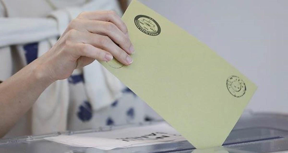 Cumhuriyet Halk Partisi (CHP) Genel Başkan Yardımcısı Ahmet Akın, adres değişikliği yapanların 31 Mart 2024'te gerçekleştirilecek mahalli idareler seçimlerinde oy kullanabilmeleri için 1 Ekim 2023'e kadar adres bildirimlerini yapmaları gerektiğini belirtti. Cumhuriyet Halk Partisi (CHP) Genel Başkan Yardımcısı Ahmet Akın, adres değişikliği yapanların 31 Mart 2024'te gerçekleştirilecek mahalli idareler seçimlerinde oy kullanabilmeleri için 1 Ekim 2023'e kadar adres bildirimlerini yapmaları gerektiğini belirtti. Akın, yazılı açıklamasında, adres değişikliği yapan seçmenlere ilişkin CHP'li tüm belediyelere yazı gönderildiğini bildirdi. Yazıda, 6 Şubat 2023'te meydana gelen depremlerden etkilenen 11 ilde yaşayan milyonlarca vatandaşın başka kentlere yerleşmek zorunda kaldığını hatırlatan Akın, bu kapsamda başta büyükşehir belediyeleri olmak üzere Türkiye'nin dört bir yanına yerleşen pek çok vatandaşın adres bildirimi yapmamış olabileceğine dikkati çekti. Akın, yerel seçim öncesi adres değişikliği yapan seçmenlerin, bulundukları adreste oy kullanabilmeleri için seçim başlangıç tarihi olan 1 Ocak 2024 tarihinden üç ay önceye kadar adres bildirimi yapması gerektiğini vurgulayarak, "Buna göre deprem ya da başka sebeplerle farklı bir adreste yaşayan ve henüz adres bildirmeyen seçmenlerin adres bildiriminde son tarih 1 Ekim 2023'tür. Vatandaşlarımız bu tarihe kadar adres bildirimi yapabilir." ifadesini kullandı. CHP'li belediyelerin sorumluluk bölgelerindeki tüm vatandaşlara duyuru yapacağını belirten Akın, şunları kaydetti: "Vatandaşlarımızın yerel yönetimlere ilişkin tercihlerinin en iyi şekilde sandığa yansıması için bütün belediye başkanlarımız ve belediyelerimiz sosyal medya hesaplarında, kamuya açık alanlarda görünür mecralarda, duyuru panolarında 1 Ekim 2023'e kadar adres değişikliği yapmamış vatandaşlarımıza adres bildirimi yapılmasına yönelik çağrıda bulunacak."