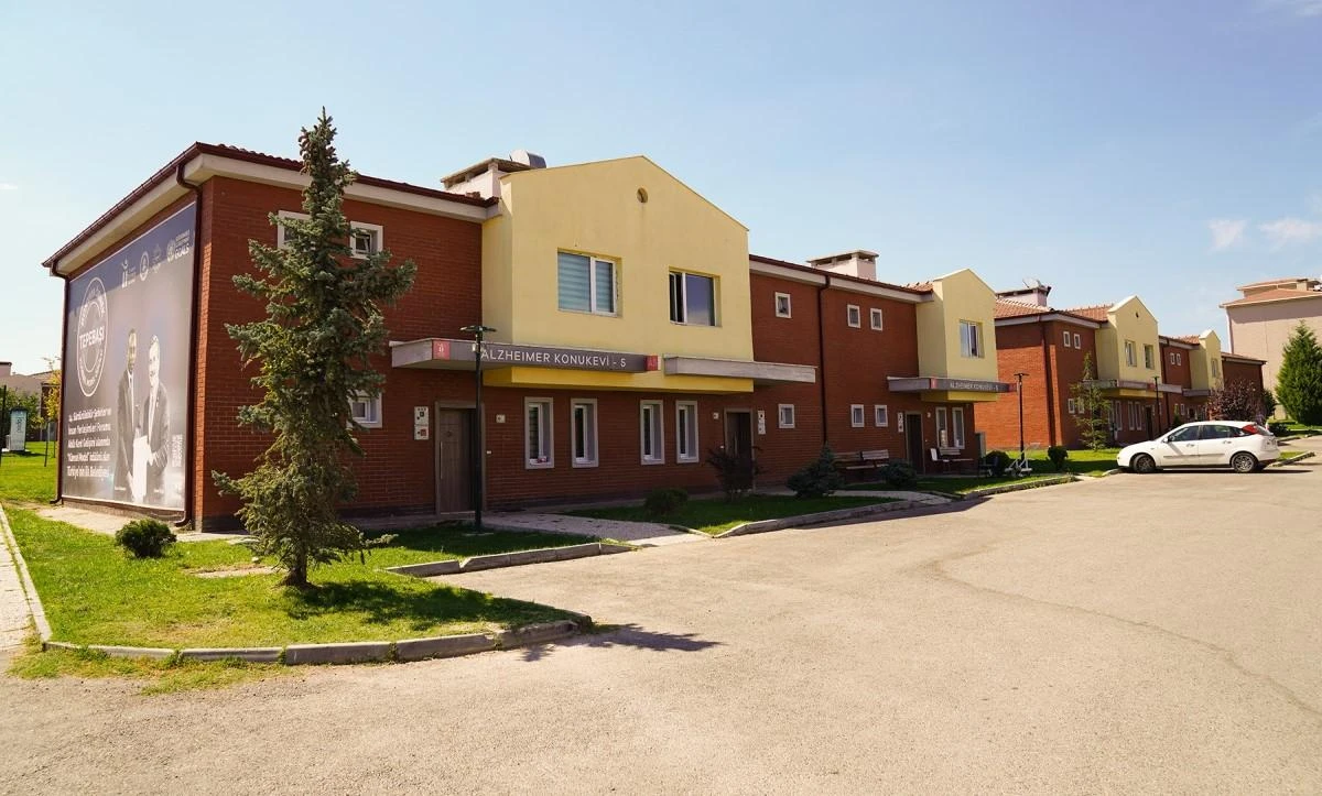 Tepebaşı alzheimer hastalarını yalnız bırakmıyor