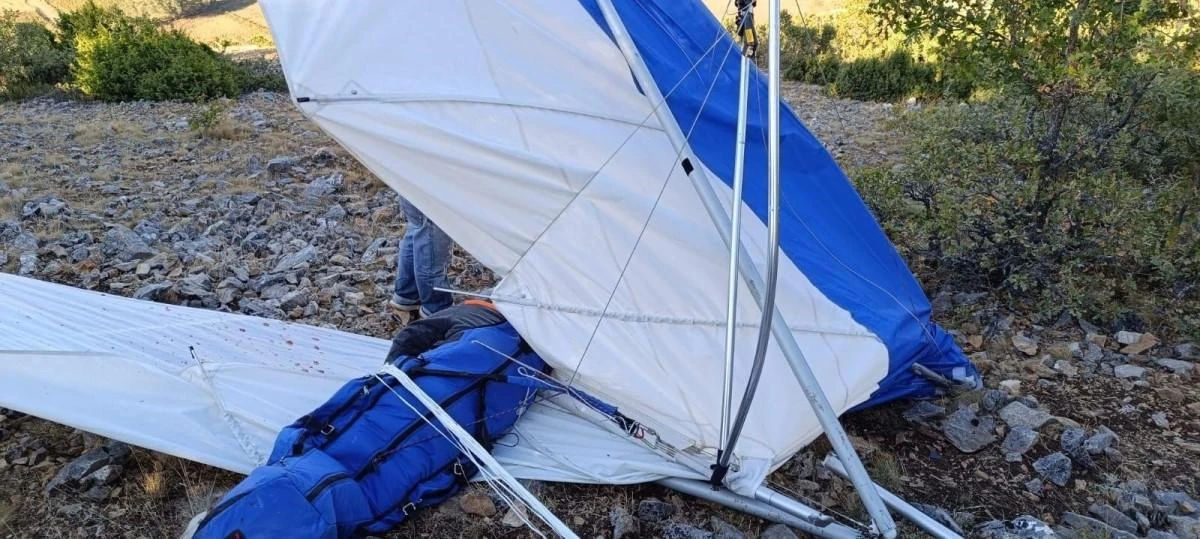 Eskişehir’de Yelkenkanat Tekamül Eğitimi için havalanan iki yelkenkanadın çarpıştığı kaza sonucu pilot Tolga Kandilli hayatını kaybetti, pilot Murat Demirok ise yaralandı.