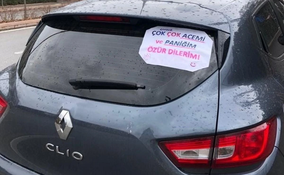 Sürücünün astığı “Çok çok acemi ve paniğim özür dilerim!” yazısı gülümsetti
