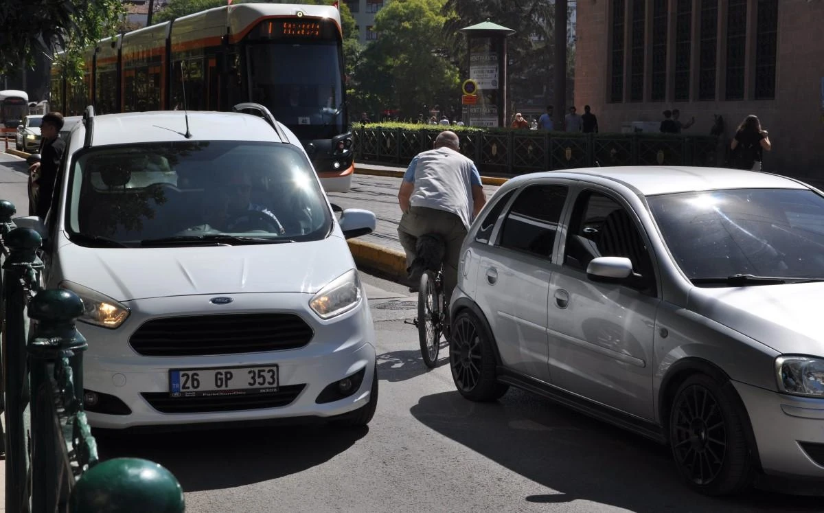 Trafiğin ters yönünden giderek canını tehlikeye attı