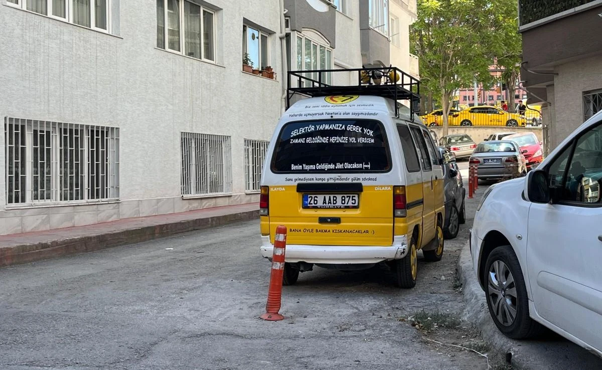 Üzerinde komik yazılar barındıran minik araç ilgi odağı oldu 