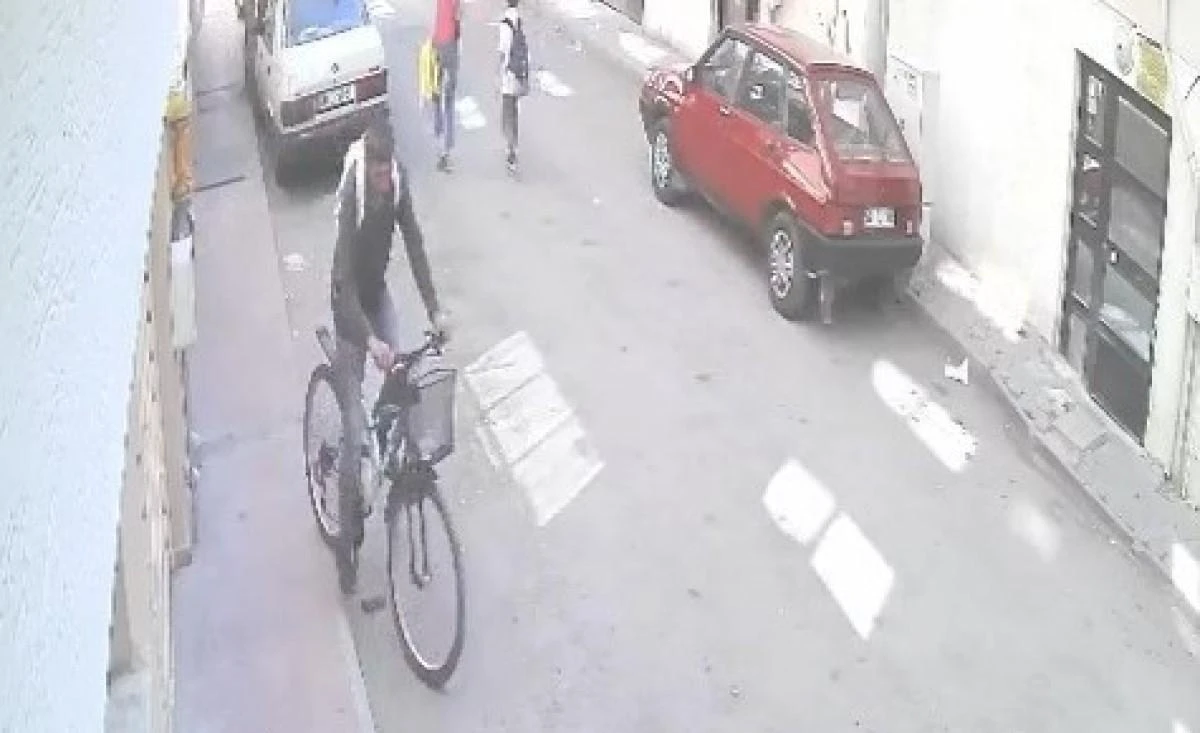 Bisiklet hırsızı güvenlik kameralarına yakalandı