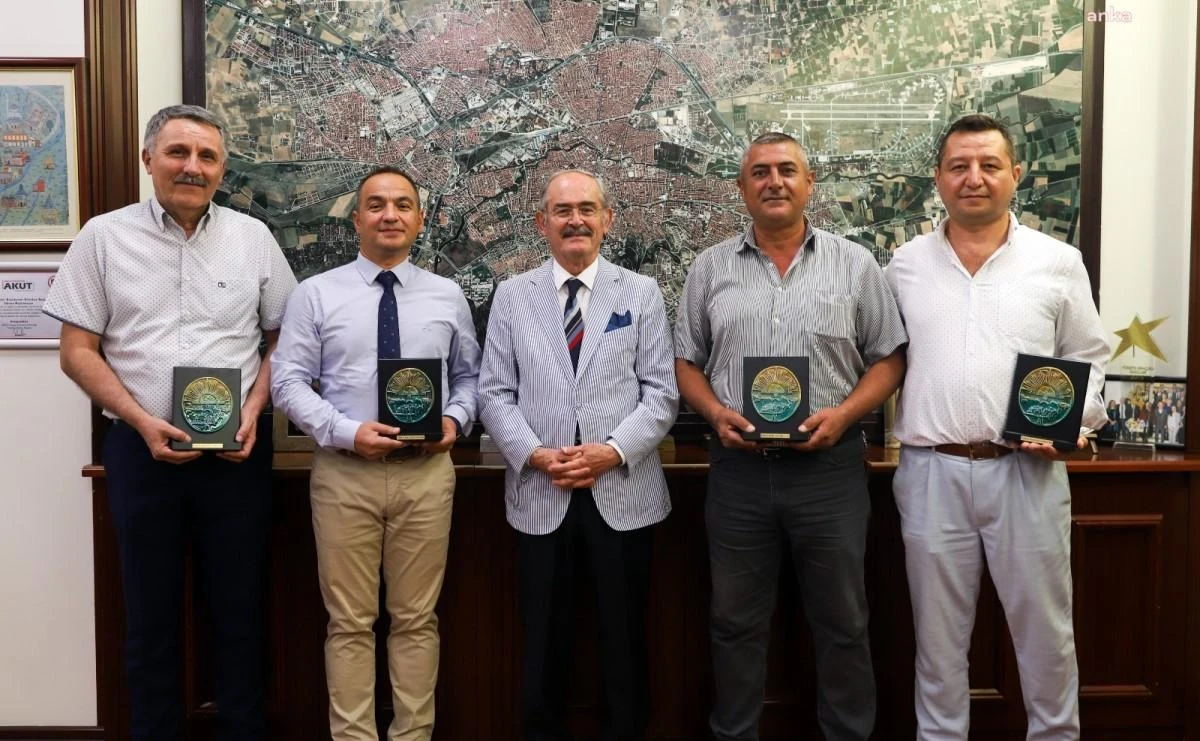 Eskişehir Büyükşehir Belediye Başkanı Yılmaz Büyükerşen, 19 Eylül Gaziler Günü dolayısıyla belediyede çalışan gazi personele, seramikten yapılmış İstiklal Madalyası takdim etti. Eskişehir Büyükşehir Belediye Başkanı Yılmaz Büyükerşen, 19 Eylül Gaziler Günü’nde belediyede görev yapan gazi personel ile bir araya geldi. Gazilerin millet için şeref nişanesi olduğunu belirten Büyükerşen, “Türk Milleti, tarihin her döneminde devlet kurmayı başarmış ve bağımsızlığını kanı ve canı pahasına korumayı ilke edinmiştir. Bu nedenle gazilerimiz bağımsızlığımızın, egemenliğimizin, ulusal birliğimizin ve Cumhuriyetimizin onurlu sembolleridir. Belediyemizde görevli gazi personelimiz ve tüm gazilerimizin 19 Eylül Gaziler Günü’nü tebrik ediyor, hayatını kaybedenlere de Allah’tan rahmet diliyorum” dedi. Büyükerşen daha sonra 19 Eylül Gaziler Günü nedeniyle ESMEK kursiyerleri tarafından seramikten yapılmış İstiklal Madalyalarını gazi personele takdim etti.