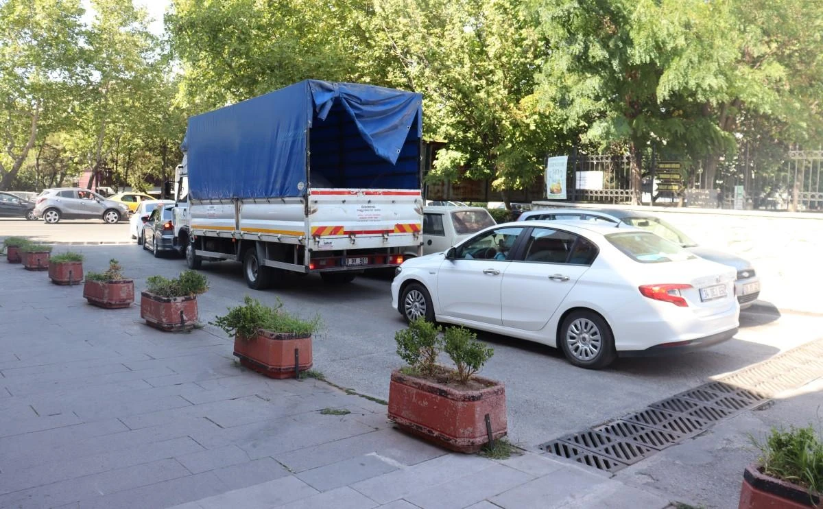 Okulların açılmasıyla o bölgedeki trafik sorunu vatandaşların tepkisine neden oldu