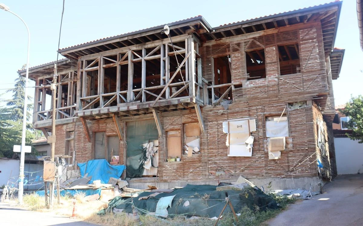 Tarihi evler çöküyor, mahalle halkı hayatından endişe ediyor