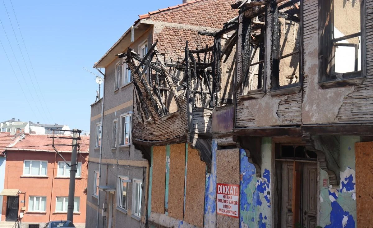 Tarihi evler çöküyor, mahalle halkı hayatından endişe ediyor