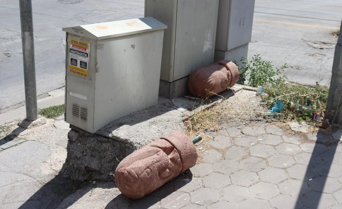 Vandalların yeni hedefi figürlü beton dubalar oldu