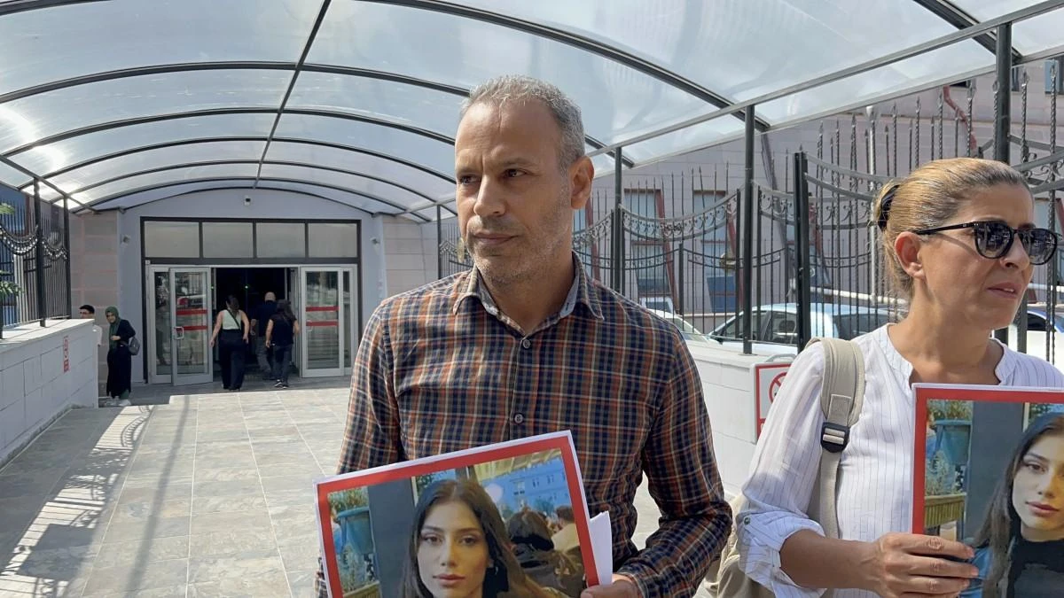 Eskişehir’de 21 yaşındaki Ayşenur Çolakoğlu’nun öldürülmesine ilişkin görülen davanın ilk duruşmasında tutuklu sanık Hasan F., “Ben 1 mermi yarası gördüm, ama karakolda 4 mermi olduğunu öğrendim. Olay tamamen kazayla olmuştur. Ben öldürmek istemedim” diyerek kendisini savundu. Tepebaşı İlçesi Şirintepe Mahallesi Yeşilkayalar Sokak’ta bulunan bir apartmanın 3’üncü katında 18 Aralık 2022’de meydana gelen olayda, 21 yaşındaki Ayşenur Çolakoğlu, erkek arkadaşı Hasan F. (23) tarafından tabancayla başından ve göğsünden vurularak hayatını kaybetti. Olayı ardından polis ekiplerince başlatılan çalışma sonucunda yakalanan katil zanlısı Hasan F., çıkarıldığı mahkemece tutuklanarak cezaevine gönderildi. Eskişehir 3. Ağır Ceza Mahkemesi’nde görülen davanın ilk duruşması bugün gerçekleştirildi. Tutuklu sanık Hasan F. duruşmaya Kütahya T Tipi Kapalı Ceza İnfaz Kurumu’ndan SEGBİS bağlantısı ile katıldı. Duruşmada maktul Ayşenur Çolakoğlu’nun babası Mesut Çolakoğlu ve taraf avukatları yer aldı. “Ben 1 mermi yarası gördüm ama karakolda 4 mermi olduğunu öğrendim” Mahkeme heyeti tarafından söz verilen ve kendisini savunan tutuklu sanık Hasan F., yaşadıkları tartışmanın ardından Ayşenur’un intihar etmeye çalıştığını söyledi. Ayşenur’un intihar etmesini engellerken silahın bir anda patladığını belirten Hasan F., “Ayşenur beni aradı, 'Hamile olabilirim' dedi. Şok geçirdim. Öyle bir durum olursa çocuğuma sahip çıkacağımı söyledim. Ondan sonra biz evde buluştuk. Hamilelik testi gösterdi bana. Hemen memleketime gittim. Ailem itiraz etti, kabul etmediler. Eskişehir’e geldiğimde telefonunda bir çocukla konuşmalarını yakaladım ama umursamamıştım. Annesinin ve babasının yanına gidip konuşmayı teklif ettim. Daha sonra da hastaneye gidecektik. Babasının evine gittim konuşmak için. Evleneceğimizi söyleyecektim, durumu anlatacaktım. Ayşenur beni aradı, kafeye çağırdı. Yanına gittim. Bebeği kontrol ettirmek için hastaneye gitmeden önce eve gidip konuşmak istedi. Taksiye binip eve gittik. Gülüp eğleniyorduk. Uzanırken tartışmaya başladık. Bana hamile olmadığını söyledi. Ayrılmak istediğimi söyledim. 'Beni reddedemezsin' diyerek yatağımın altındaki silahı aldı. Kargaşa çıktı. İntihar etmeye çalışıyordu. Bir anda silah kazayla patladı. Ben şoka girdim. Ev arkadaşım bana tokat atarak kendime gelmemi sağladı. Hemen ambulansı aradım. Ben 1 mermi yarası gördüm, ama karakolda 4 mermi olduğunu öğrendim. Olay tamamen kazayla olmuştur. Ben öldürmek istemedim” dedi. “Benim kızımın hayalleri elinden alındı, bu bir kadın cinayetidir” Maktul Ayşenur Çolakoğlu’nun babası Mesut Çolakoğlu ise mahkemede yaptığı konuşmada kızının 4 mermi darbesiyle öldüğünü, olayın kaza olmadığını belirterek “Her iki sanıktan da şikâyetçiyim. Sanıkların savunmalarını kabul etmiyorum. Kızımla birlikte hayallerimiz vardı. Kızım uzmanlık sertifikası alacaktı. Ben de emekli olacaktım ve ona iş yeri açacaktık. Hasan kızımı öldürmeden önce bizim eve gelmiş. Komşumun ziline basarak girmiş apartmana. Evimizin kapısına kadar gelmiş. Olay günü Ayşenur arkadaşıyla yemek yerken Hasan aramış. Buluşmak istediğini söylemiş fakat kızım kabul etmemiş. Hasan’ın en arkadaşını aramış kızım. Aradığı arkadaşı, “Sakın onunla görüşme seni öldürecek” diyerek uyarmış. Hasan’ın annesi, kızımı arayarak görüşme konusunda ikna etmiş, sonra da olay gerçekleşmiş. Benim kızım 8 ay 20 gündür toprak altında. Benim kızımın hayalleri vardı. Elinden aldılar. Bu bir kadın cinayetidir. En ağır şekilde cezalandırılmasını istiyorum” ifadelerini kullandı. “Maktul yatağın üzerindeydi, Hasan’ın elinde silah vardı” Tutuklu sanık Hasan F. ile birlikte gözaltına alınan ve adli kontrol şartıyla serbest bırakılan ev arkadaşı Muhammet Ali F., “Geçici olarak Hasan’ın evinde kalıyordum. Olay günü Hasan beni arayıp evden çıkmamı istedi. Evin anahtarı bendeydi. Ayşenur ile geldiler, anahtarı verdim. Hasan, gece çalıştığım için yorgun olduğumu biliyordu. Beni de eve çağırdı. Evde ben ayrı odaya geçtim ve uyuyakalmışım. Birden silah sesiyle uyandım. Maktul yatağın üzerindeydi, Hasan’ın elinde silah vardı. O da şoktaydı. Ayşenur’un baktım ama nabız alamadım. Sonra Hasan’a 112’yi arattım” diye konuştu. Mahkeme heyeti sanık Hasan F.’nin tutukluluk halinin devamına karar verirken, duruşmayı 14 Kasım’a erteledi. “Yalan ifade veriyorlar, en ağır cezayı alacağına inanıyorum” Mahkemenin ardından Eskişehir Adliyesi önünde açıklama yapan Ayşenur Kadıoğlu’nun babası Mesut Kadıoğlu, şu ifadeleri kullandı: “Kızımın hayalleri vardı. Kızımın hayallerini ellerinden aldılar. Kızımı tasarlayarak, kasten, canavarca hisle kızımı katlettiler. Kızım bunları hak etmemişti. Kızımın insan haklarını istiyorum. Kızım 8 ay 20 gündür toprak altında yatıyor ama kendileri nefes alıyor halen. Bu yüzden Türkiye Cumhuriyeti’ne güveniyorum. Savcılarımıza, hakimlerimize güveniyorum. En ağır cezayı alacağına inanıyorum. Adalet tecelli edecektir. Her şey ortaya çıkacak. Adalet tecelli edecek buna inanıyorum. İfadeler yalan, yalan açıklamalar. Hiçbiri doğru değil. Zaten her şey ortada, indirim almak için bunları söylüyorlar. Türkiye Cumhuriyeti’ne güveniyorum.