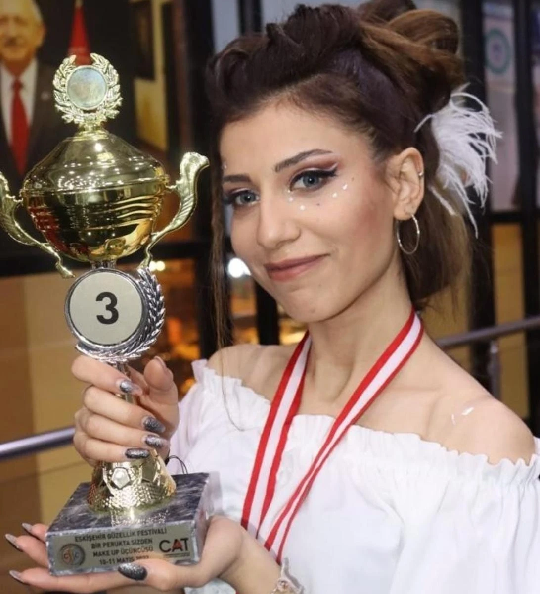 Eskişehir’de 21 yaşındaki Ayşenur Çolakoğlu’nun öldürülmesine ilişkin görülen davanın ilk duruşmasında tutuklu sanık Hasan F., “Ben 1 mermi yarası gördüm, ama karakolda 4 mermi olduğunu öğrendim. Olay tamamen kazayla olmuştur. Ben öldürmek istemedim” diyerek kendisini savundu. Tepebaşı İlçesi Şirintepe Mahallesi Yeşilkayalar Sokak’ta bulunan bir apartmanın 3’üncü katında 18 Aralık 2022’de meydana gelen olayda, 21 yaşındaki Ayşenur Çolakoğlu, erkek arkadaşı Hasan F. (23) tarafından tabancayla başından ve göğsünden vurularak hayatını kaybetti. Olayı ardından polis ekiplerince başlatılan çalışma sonucunda yakalanan katil zanlısı Hasan F., çıkarıldığı mahkemece tutuklanarak cezaevine gönderildi. Eskişehir 3. Ağır Ceza Mahkemesi’nde görülen davanın ilk duruşması bugün gerçekleştirildi. Tutuklu sanık Hasan F. duruşmaya Kütahya T Tipi Kapalı Ceza İnfaz Kurumu’ndan SEGBİS bağlantısı ile katıldı. Duruşmada maktul Ayşenur Çolakoğlu’nun babası Mesut Çolakoğlu ve taraf avukatları yer aldı. “Ben 1 mermi yarası gördüm ama karakolda 4 mermi olduğunu öğrendim” Mahkeme heyeti tarafından söz verilen ve kendisini savunan tutuklu sanık Hasan F., yaşadıkları tartışmanın ardından Ayşenur’un intihar etmeye çalıştığını söyledi. Ayşenur’un intihar etmesini engellerken silahın bir anda patladığını belirten Hasan F., “Ayşenur beni aradı, 'Hamile olabilirim' dedi. Şok geçirdim. Öyle bir durum olursa çocuğuma sahip çıkacağımı söyledim. Ondan sonra biz evde buluştuk. Hamilelik testi gösterdi bana. Hemen memleketime gittim. Ailem itiraz etti, kabul etmediler. Eskişehir’e geldiğimde telefonunda bir çocukla konuşmalarını yakaladım ama umursamamıştım. Annesinin ve babasının yanına gidip konuşmayı teklif ettim. Daha sonra da hastaneye gidecektik. Babasının evine gittim konuşmak için. Evleneceğimizi söyleyecektim, durumu anlatacaktım. Ayşenur beni aradı, kafeye çağırdı. Yanına gittim. Bebeği kontrol ettirmek için hastaneye gitmeden önce eve gidip konuşmak istedi. Taksiye binip eve gittik. Gülüp eğleniyorduk. Uzanırken tartışmaya başladık. Bana hamile olmadığını söyledi. Ayrılmak istediğimi söyledim. 'Beni reddedemezsin' diyerek yatağımın altındaki silahı aldı. Kargaşa çıktı. İntihar etmeye çalışıyordu. Bir anda silah kazayla patladı. Ben şoka girdim. Ev arkadaşım bana tokat atarak kendime gelmemi sağladı. Hemen ambulansı aradım. Ben 1 mermi yarası gördüm, ama karakolda 4 mermi olduğunu öğrendim. Olay tamamen kazayla olmuştur. Ben öldürmek istemedim” dedi. “Benim kızımın hayalleri elinden alındı, bu bir kadın cinayetidir” Maktul Ayşenur Çolakoğlu’nun babası Mesut Çolakoğlu ise mahkemede yaptığı konuşmada kızının 4 mermi darbesiyle öldüğünü, olayın kaza olmadığını belirterek “Her iki sanıktan da şikâyetçiyim. Sanıkların savunmalarını kabul etmiyorum. Kızımla birlikte hayallerimiz vardı. Kızım uzmanlık sertifikası alacaktı. Ben de emekli olacaktım ve ona iş yeri açacaktık. Hasan kızımı öldürmeden önce bizim eve gelmiş. Komşumun ziline basarak girmiş apartmana. Evimizin kapısına kadar gelmiş. Olay günü Ayşenur arkadaşıyla yemek yerken Hasan aramış. Buluşmak istediğini söylemiş fakat kızım kabul etmemiş. Hasan’ın en arkadaşını aramış kızım. Aradığı arkadaşı, “Sakın onunla görüşme seni öldürecek” diyerek uyarmış. Hasan’ın annesi, kızımı arayarak görüşme konusunda ikna etmiş, sonra da olay gerçekleşmiş. Benim kızım 8 ay 20 gündür toprak altında. Benim kızımın hayalleri vardı. Elinden aldılar. Bu bir kadın cinayetidir. En ağır şekilde cezalandırılmasını istiyorum” ifadelerini kullandı. “Maktul yatağın üzerindeydi, Hasan’ın elinde silah vardı” Tutuklu sanık Hasan F. ile birlikte gözaltına alınan ve adli kontrol şartıyla serbest bırakılan ev arkadaşı Muhammet Ali F., “Geçici olarak Hasan’ın evinde kalıyordum. Olay günü Hasan beni arayıp evden çıkmamı istedi. Evin anahtarı bendeydi. Ayşenur ile geldiler, anahtarı verdim. Hasan, gece çalıştığım için yorgun olduğumu biliyordu. Beni de eve çağırdı. Evde ben ayrı odaya geçtim ve uyuyakalmışım. Birden silah sesiyle uyandım. Maktul yatağın üzerindeydi, Hasan’ın elinde silah vardı. O da şoktaydı. Ayşenur’un baktım ama nabız alamadım. Sonra Hasan’a 112’yi arattım” diye konuştu. Mahkeme heyeti sanık Hasan F.’nin tutukluluk halinin devamına karar verirken, duruşmayı 14 Kasım’a erteledi. “Yalan ifade veriyorlar, en ağır cezayı alacağına inanıyorum” Mahkemenin ardından Eskişehir Adliyesi önünde açıklama yapan Ayşenur Kadıoğlu’nun babası Mesut Kadıoğlu, şu ifadeleri kullandı: “Kızımın hayalleri vardı. Kızımın hayallerini ellerinden aldılar. Kızımı tasarlayarak, kasten, canavarca hisle kızımı katlettiler. Kızım bunları hak etmemişti. Kızımın insan haklarını istiyorum. Kızım 8 ay 20 gündür toprak altında yatıyor ama kendileri nefes alıyor halen. Bu yüzden Türkiye Cumhuriyeti’ne güveniyorum. Savcılarımıza, hakimlerimize güveniyorum. En ağır cezayı alacağına inanıyorum. Adalet tecelli edecektir. Her şey ortaya çıkacak. Adalet tecelli edecek buna inanıyorum. İfadeler yalan, yalan açıklamalar. Hiçbiri doğru değil. Zaten her şey ortada, indirim almak için bunları söylüyorlar. Türkiye Cumhuriyeti’ne güveniyorum.