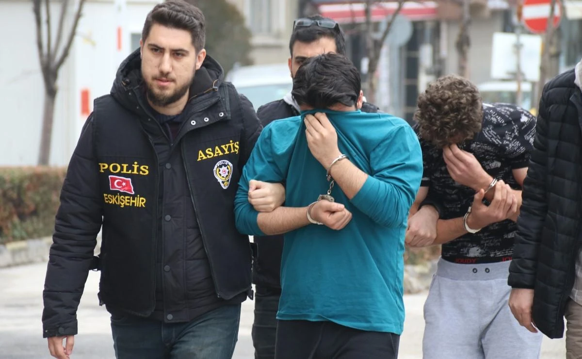 Eskişehir’de 21 yaşındaki Ayşenur Çolakoğlu’nun öldürülmesine ilişkin görülen davanın ilk duruşmasında tutuklu sanık Hasan F., “Ben 1 mermi yarası gördüm, ama karakolda 4 mermi olduğunu öğrendim. Olay tamamen kazayla olmuştur. Ben öldürmek istemedim” diyerek kendisini savundu. Tepebaşı İlçesi Şirintepe Mahallesi Yeşilkayalar Sokak’ta bulunan bir apartmanın 3’üncü katında 18 Aralık 2022’de meydana gelen olayda, 21 yaşındaki Ayşenur Çolakoğlu, erkek arkadaşı Hasan F. (23) tarafından tabancayla başından ve göğsünden vurularak hayatını kaybetti. Olayı ardından polis ekiplerince başlatılan çalışma sonucunda yakalanan katil zanlısı Hasan F., çıkarıldığı mahkemece tutuklanarak cezaevine gönderildi. Eskişehir 3. Ağır Ceza Mahkemesi’nde görülen davanın ilk duruşması bugün gerçekleştirildi. Tutuklu sanık Hasan F. duruşmaya Kütahya T Tipi Kapalı Ceza İnfaz Kurumu’ndan SEGBİS bağlantısı ile katıldı. Duruşmada maktul Ayşenur Çolakoğlu’nun babası Mesut Çolakoğlu ve taraf avukatları yer aldı. “Ben 1 mermi yarası gördüm ama karakolda 4 mermi olduğunu öğrendim” Mahkeme heyeti tarafından söz verilen ve kendisini savunan tutuklu sanık Hasan F., yaşadıkları tartışmanın ardından Ayşenur’un intihar etmeye çalıştığını söyledi. Ayşenur’un intihar etmesini engellerken silahın bir anda patladığını belirten Hasan F., “Ayşenur beni aradı, 'Hamile olabilirim' dedi. Şok geçirdim. Öyle bir durum olursa çocuğuma sahip çıkacağımı söyledim. Ondan sonra biz evde buluştuk. Hamilelik testi gösterdi bana. Hemen memleketime gittim. Ailem itiraz etti, kabul etmediler. Eskişehir’e geldiğimde telefonunda bir çocukla konuşmalarını yakaladım ama umursamamıştım. Annesinin ve babasının yanına gidip konuşmayı teklif ettim. Daha sonra da hastaneye gidecektik. Babasının evine gittim konuşmak için. Evleneceğimizi söyleyecektim, durumu anlatacaktım. Ayşenur beni aradı, kafeye çağırdı. Yanına gittim. Bebeği kontrol ettirmek için hastaneye gitmeden önce eve gidip konuşmak istedi. Taksiye binip eve gittik. Gülüp eğleniyorduk. Uzanırken tartışmaya başladık. Bana hamile olmadığını söyledi. Ayrılmak istediğimi söyledim. 'Beni reddedemezsin' diyerek yatağımın altındaki silahı aldı. Kargaşa çıktı. İntihar etmeye çalışıyordu. Bir anda silah kazayla patladı. Ben şoka girdim. Ev arkadaşım bana tokat atarak kendime gelmemi sağladı. Hemen ambulansı aradım. Ben 1 mermi yarası gördüm, ama karakolda 4 mermi olduğunu öğrendim. Olay tamamen kazayla olmuştur. Ben öldürmek istemedim” dedi. “Benim kızımın hayalleri elinden alındı, bu bir kadın cinayetidir” Maktul Ayşenur Çolakoğlu’nun babası Mesut Çolakoğlu ise mahkemede yaptığı konuşmada kızının 4 mermi darbesiyle öldüğünü, olayın kaza olmadığını belirterek “Her iki sanıktan da şikâyetçiyim. Sanıkların savunmalarını kabul etmiyorum. Kızımla birlikte hayallerimiz vardı. Kızım uzmanlık sertifikası alacaktı. Ben de emekli olacaktım ve ona iş yeri açacaktık. Hasan kızımı öldürmeden önce bizim eve gelmiş. Komşumun ziline basarak girmiş apartmana. Evimizin kapısına kadar gelmiş. Olay günü Ayşenur arkadaşıyla yemek yerken Hasan aramış. Buluşmak istediğini söylemiş fakat kızım kabul etmemiş. Hasan’ın en arkadaşını aramış kızım. Aradığı arkadaşı, “Sakın onunla görüşme seni öldürecek” diyerek uyarmış. Hasan’ın annesi, kızımı arayarak görüşme konusunda ikna etmiş, sonra da olay gerçekleşmiş. Benim kızım 8 ay 20 gündür toprak altında. Benim kızımın hayalleri vardı. Elinden aldılar. Bu bir kadın cinayetidir. En ağır şekilde cezalandırılmasını istiyorum” ifadelerini kullandı. “Maktul yatağın üzerindeydi, Hasan’ın elinde silah vardı” Tutuklu sanık Hasan F. ile birlikte gözaltına alınan ve adli kontrol şartıyla serbest bırakılan ev arkadaşı Muhammet Ali F., “Geçici olarak Hasan’ın evinde kalıyordum. Olay günü Hasan beni arayıp evden çıkmamı istedi. Evin anahtarı bendeydi. Ayşenur ile geldiler, anahtarı verdim. Hasan, gece çalıştığım için yorgun olduğumu biliyordu. Beni de eve çağırdı. Evde ben ayrı odaya geçtim ve uyuyakalmışım. Birden silah sesiyle uyandım. Maktul yatağın üzerindeydi, Hasan’ın elinde silah vardı. O da şoktaydı. Ayşenur’un baktım ama nabız alamadım. Sonra Hasan’a 112’yi arattım” diye konuştu. Mahkeme heyeti sanık Hasan F.’nin tutukluluk halinin devamına karar verirken, duruşmayı 14 Kasım’a erteledi. “Yalan ifade veriyorlar, en ağır cezayı alacağına inanıyorum” Mahkemenin ardından Eskişehir Adliyesi önünde açıklama yapan Ayşenur Kadıoğlu’nun babası Mesut Kadıoğlu, şu ifadeleri kullandı: “Kızımın hayalleri vardı. Kızımın hayallerini ellerinden aldılar. Kızımı tasarlayarak, kasten, canavarca hisle kızımı katlettiler. Kızım bunları hak etmemişti. Kızımın insan haklarını istiyorum. Kızım 8 ay 20 gündür toprak altında yatıyor ama kendileri nefes alıyor halen. Bu yüzden Türkiye Cumhuriyeti’ne güveniyorum. Savcılarımıza, hakimlerimize güveniyorum. En ağır cezayı alacağına inanıyorum. Adalet tecelli edecektir. Her şey ortaya çıkacak. Adalet tecelli edecek buna inanıyorum. İfadeler yalan, yalan açıklamalar. Hiçbiri doğru değil. Zaten her şey ortada, indirim almak için bunları söylüyorlar. Türkiye Cumhuriyeti’ne güveniyorum.