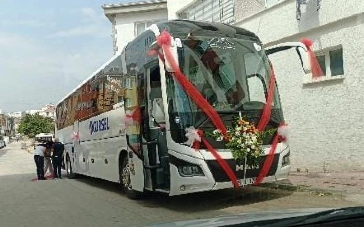 ‘Gelin otobüsü’ ile dünya evine girdiler