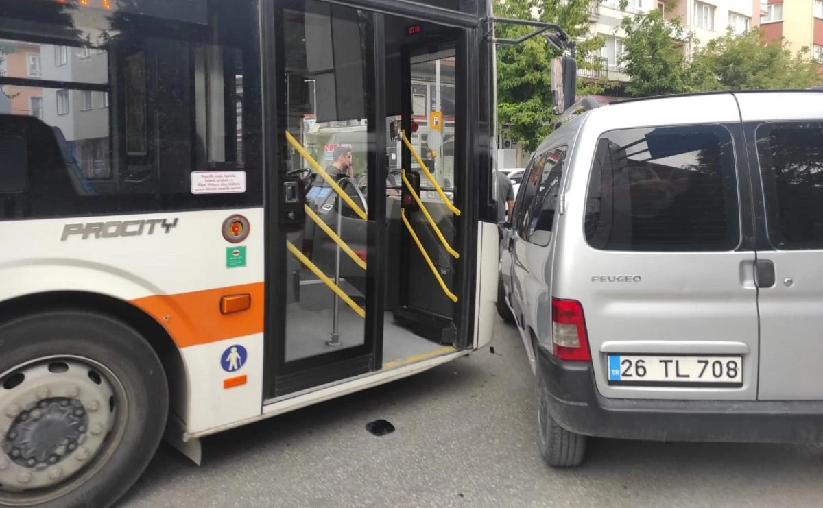 Belediye otobüsü ile hafif ticari araç çarpıştı 