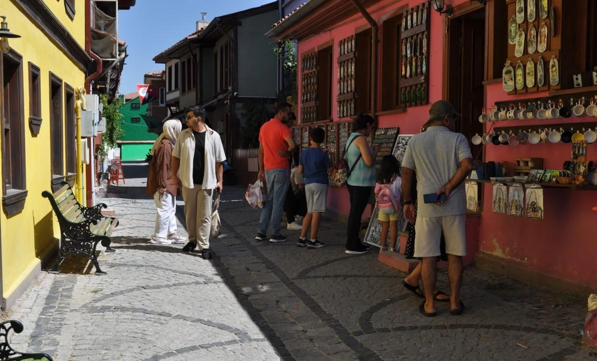 Odunpazarı esnafı turistlerin ilgisinden memnun