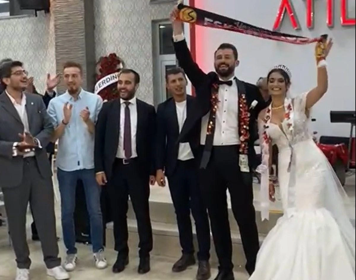 Eskişehirsporlu çift marşlarla düğün salonunu tribüne çevirdi 