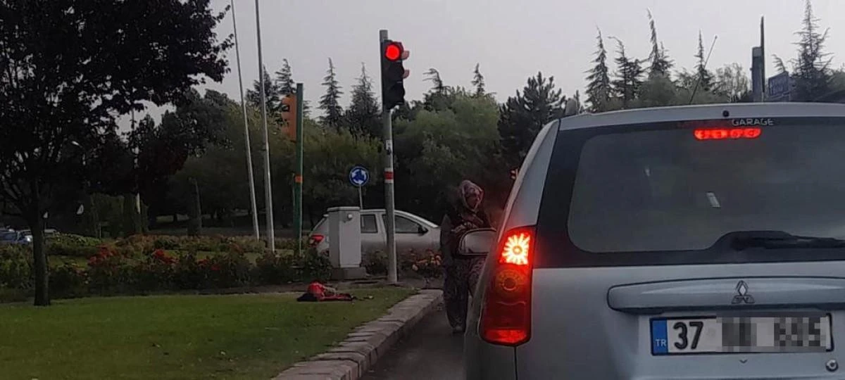 Eskişehir'de yağmurlu havaya rağmen kız çocuğunu refüje yatırarak sürücülerden para dilendiği iddia edilen kadın tepki topladı. Odunpazarı ilçesi Yenikent Mahallesi’nde bulunan Şehit Yüzbaşı Tuncer Güngör Caddesi ve Mustafa Özel Bulvarı kesişiminde dilendiği iddia edilen yetişkin bir kadının, yol kenarına bir kız çocuğunu yatırıp para topladığı iddia edildi. Yağmurlu havaya rağmen orta refüjde yatan kızı göstererek trafik ışıklarında bekleyen araçlardan dilendiği öne sürülen kadına sürücüler tepki gösterdi. Kadının para toplamak için soğuk ve yağışlı havada yaptığı ‘pes’ dedirtti. Yağmurun şiddetini artırması üzerine kadın ve çocuk bölgeden ayrıldı.