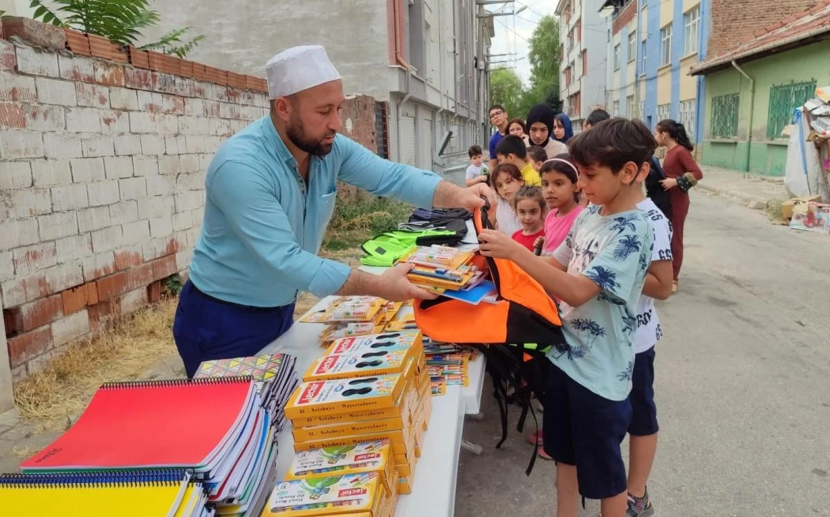 Cami imamından ihtiyaç sahibi çocuklara kırtasiye yardımı