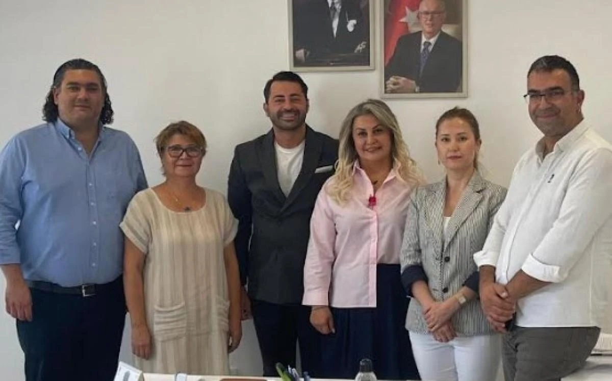 KOCA ÇINARLARI YALNIZ BIRAKMAYACAKLAR! Odunpazarı Koca Çınar Yaşam Derneği’nin kuruluş amacı ve faaliyetleri ile ilgili açıklama yapan dernek Başkanı Figen Kahya, Odunpazarı’nda yaşayan ihtiyaç sahibi yaşlı bireylere hizmet etmek için 2023 yılı Ağustos ayında bu derneği kurduklarını kaydetti. Odunpazarı Koca Çınar Yaşam Derneği’ni, yardıma muhtaç yaşlı kimselerin ihtiyaçları ve beklentileri konusunda onlara yardımcı olabilmek için kurduklarını anlatan Kahya, derneğin kurulum amacı ve faaliyetlerini şu sözlerle açıkladı: “Muhtaç yaşlı kimseleri kendi yaşam alanlarında kontrol ederek onları kollamak, olanakları ölçüsünde sosyal yardımda bulunmak, yardımcı kuruluşlardan da yararlanarak sorunlarına çözüm bulmak. Çalışamayacak derecede yaşlı yoksullara ekonomik, sosyal ve sağlık açısından destek olmak. Yaşlılara verilen sosyal hizmetlerin iyileştirilmesi ve çeşitlendirilmesine katkıda bulunmak üzere ulusal ve uluslararası düzeyde kentimizde geliştirilen politika ve standartların ülkemizde de uygulanabilmesi için projeler geliştirmek. Sosyal güvencesi olmayan yaşlılara sağlık hizmetleri konusunda destek vermek ve konu ile ilgili yaşlı bakım merkezi, sağlık kuruluşları ile ortak projeler gerçekleştirmek. Gıda bankacılığı faaliyetlerinde bulunmak. Okuma- yazma, dil ve mesleki konularda ilgili kurumlarla işbirliği ile eğitim kursları ve sosyal projelere katılmak ve destek vermek.”