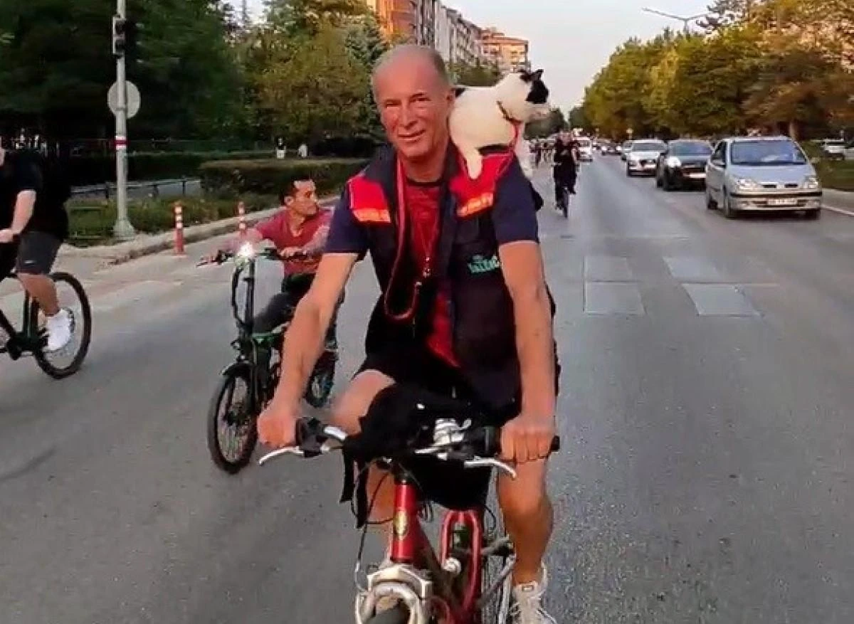 Omzunda kedisi ile bisiklete binip kutlama kortejine katıldı 