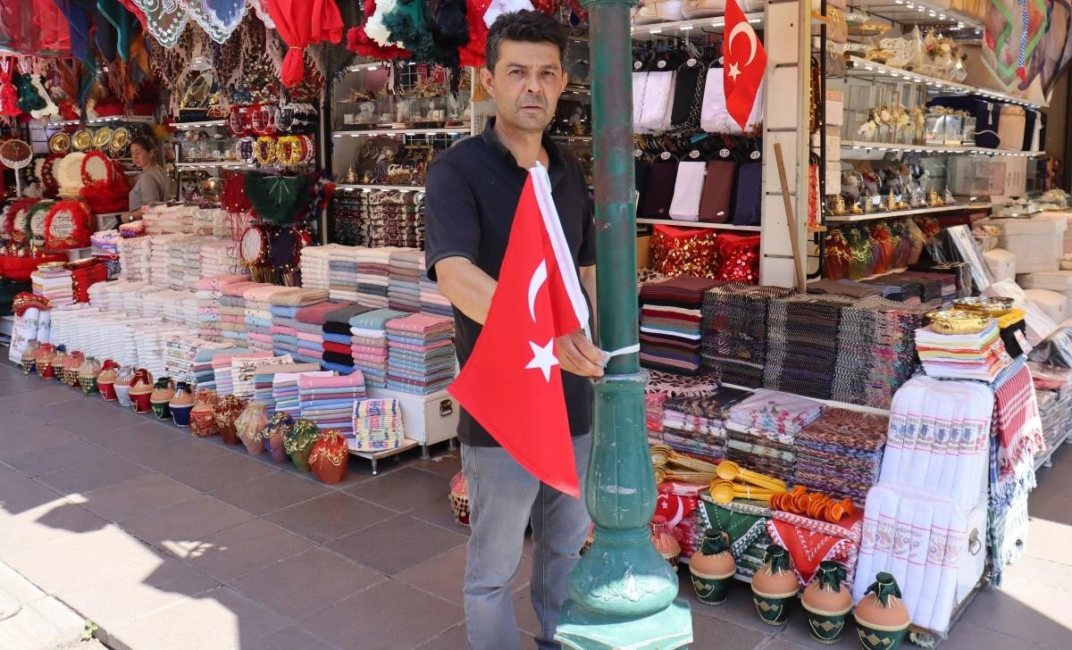 Elektrik direğine Türk bayrağı asan esnaf aldığı uyarıya şaşırdı kaldı