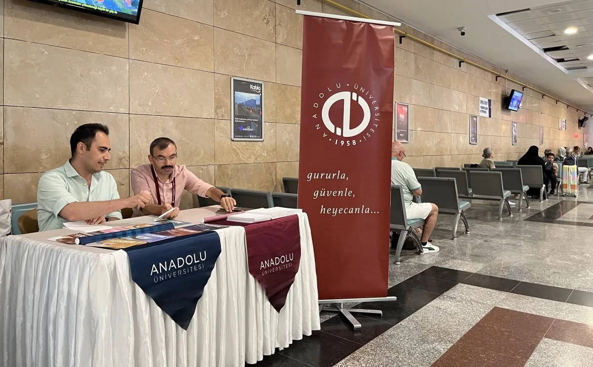 Eskişehir’e yeni ayak basan öğrencileri üniversite yetkilileri karşılıyor