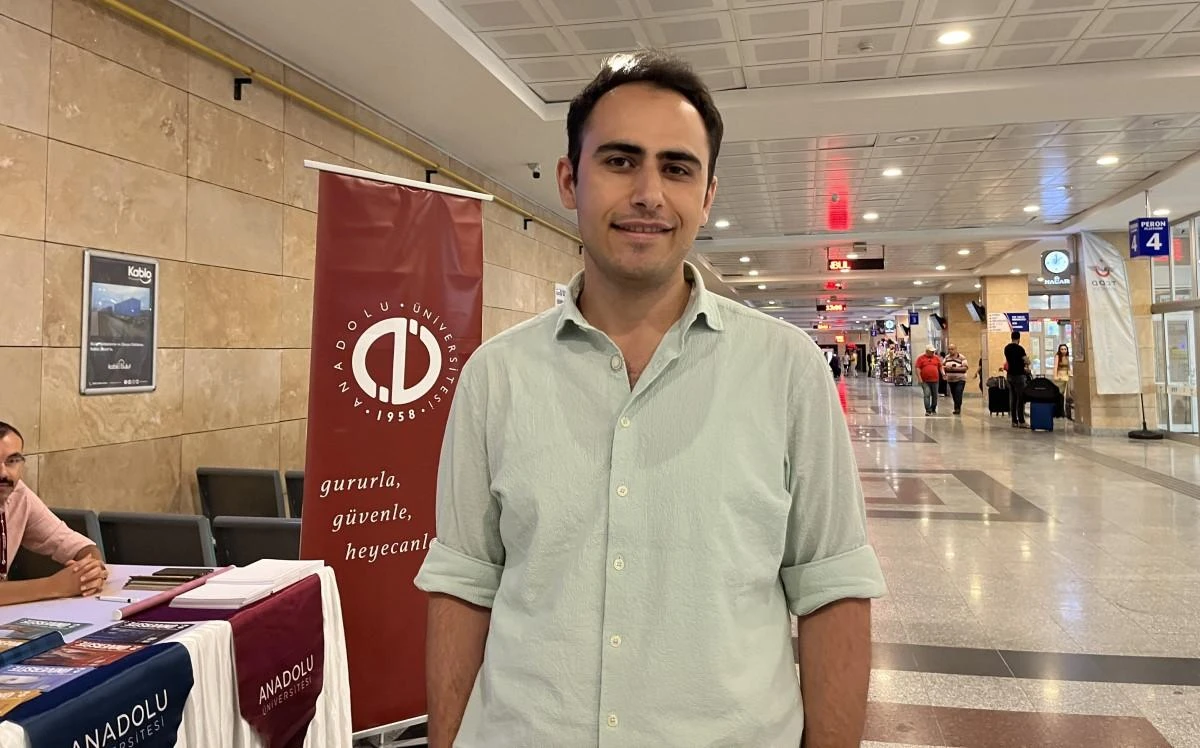 Eskişehir’e yeni ayak basan öğrencileri üniversite yetkilileri karşılıyor