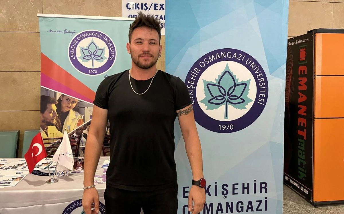 Eskişehir’e yeni ayak basan öğrencileri üniversite yetkilileri karşılıyor