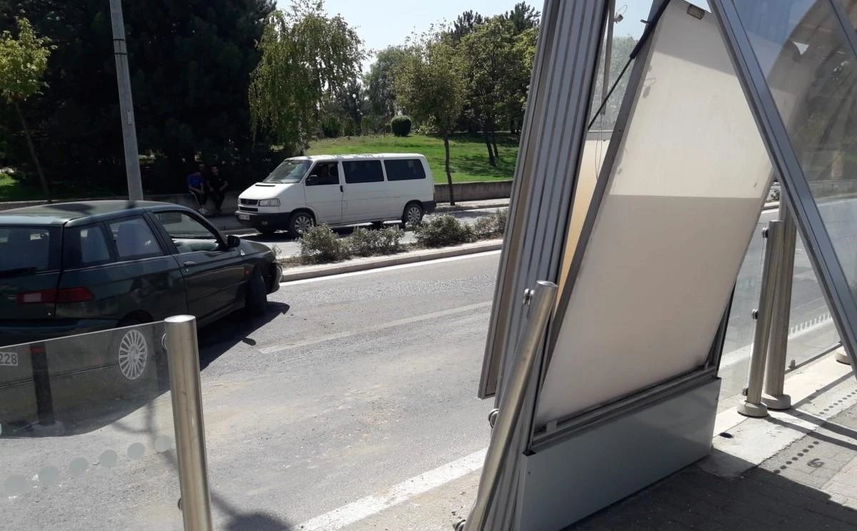 Savrulan araç tramvay durağına çarptı 