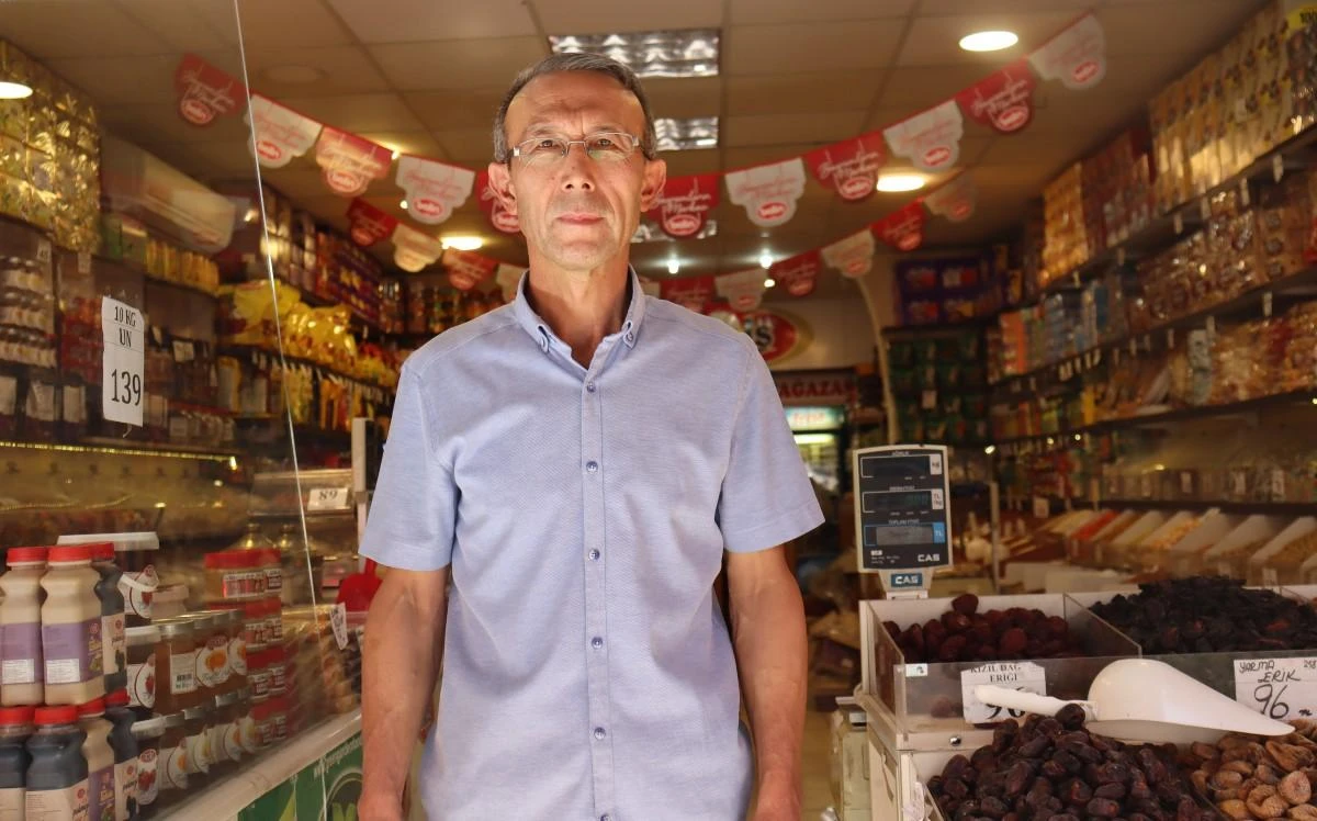 Eskişehir'de sabah erken saatlerden itibaren tüm dükkanlara Türk bayrağı asıldı