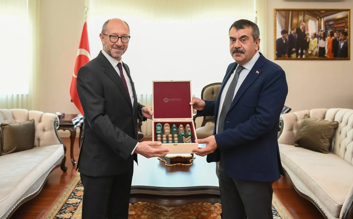 Millî Eğitim Bakanlığı ve Anadolu Üniversitesi arasında yürütülen iş birlikleri ve projeler ele alındı
