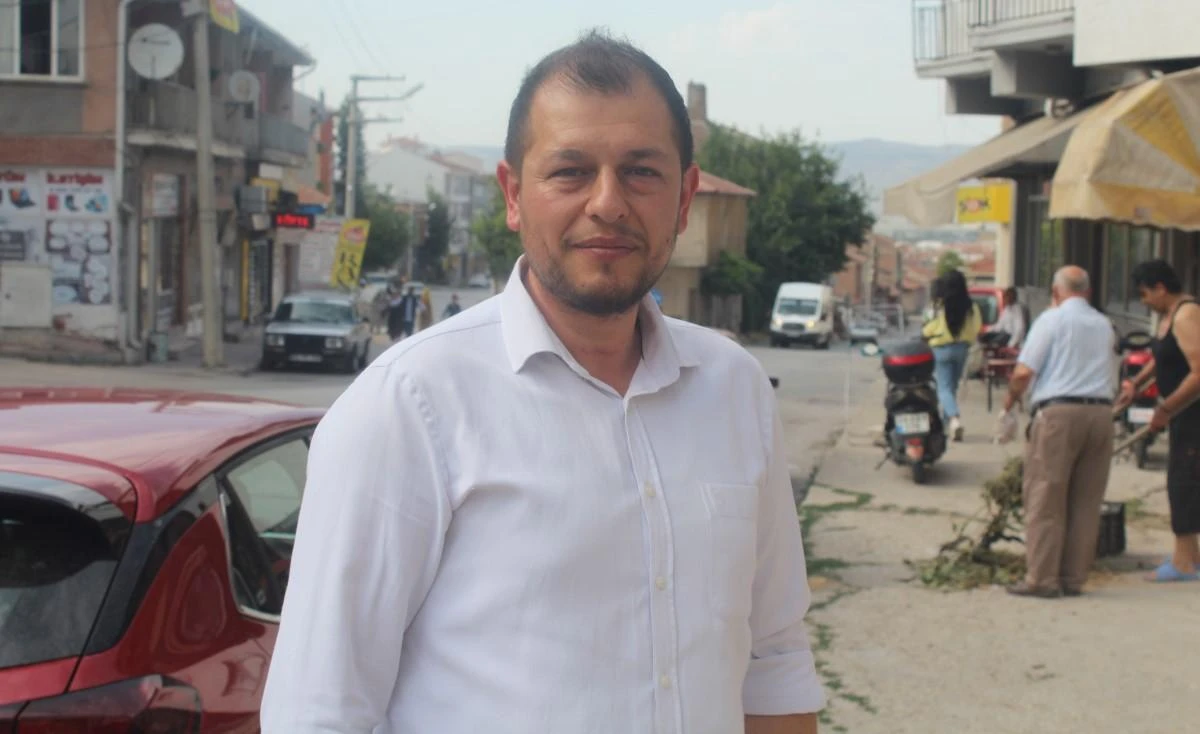 Eskişehir’in en işlek iki caddesinde kasis ve trafik lambası bulunmaması kazalara davetiye çıkarırken, Erenköy ve Emek mahalleleri muhtarları ve çevre sakinleri duruma tepki göstererek yetkililere sıkıntıya çözüm bulmaları için çağrıda bulunuyor.