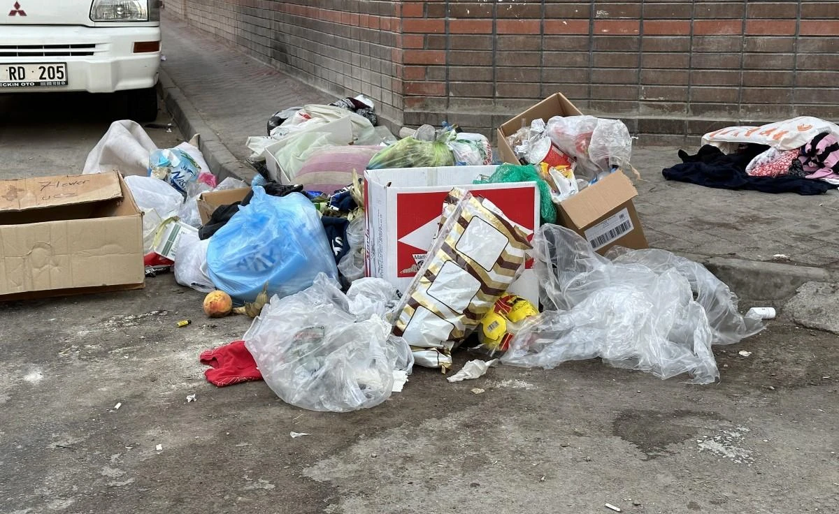 Kaldırım çöplerle kaplandı