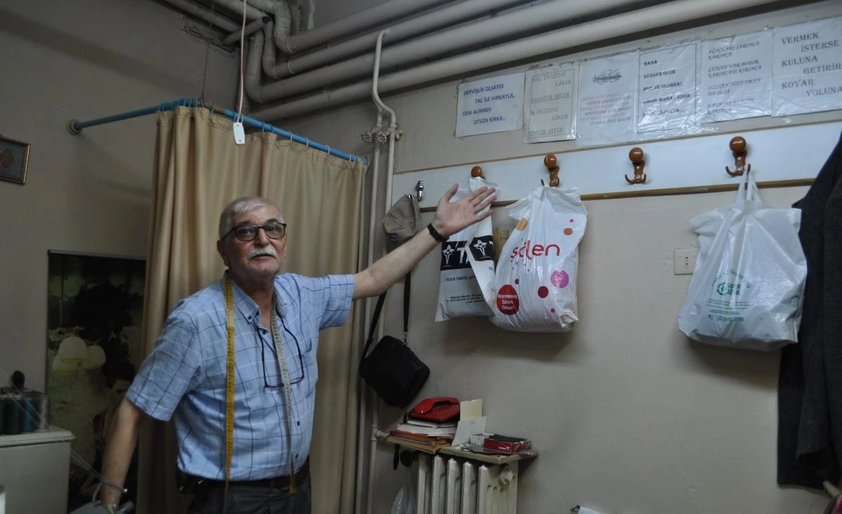 Duyduğu manalı sözlerle dükkânını süsledi