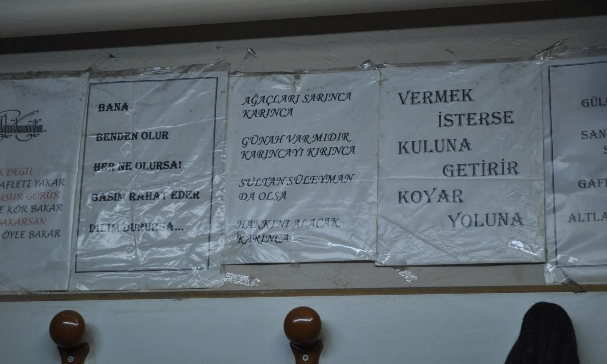 Duyduğu manalı sözlerle dükkânını süsledi