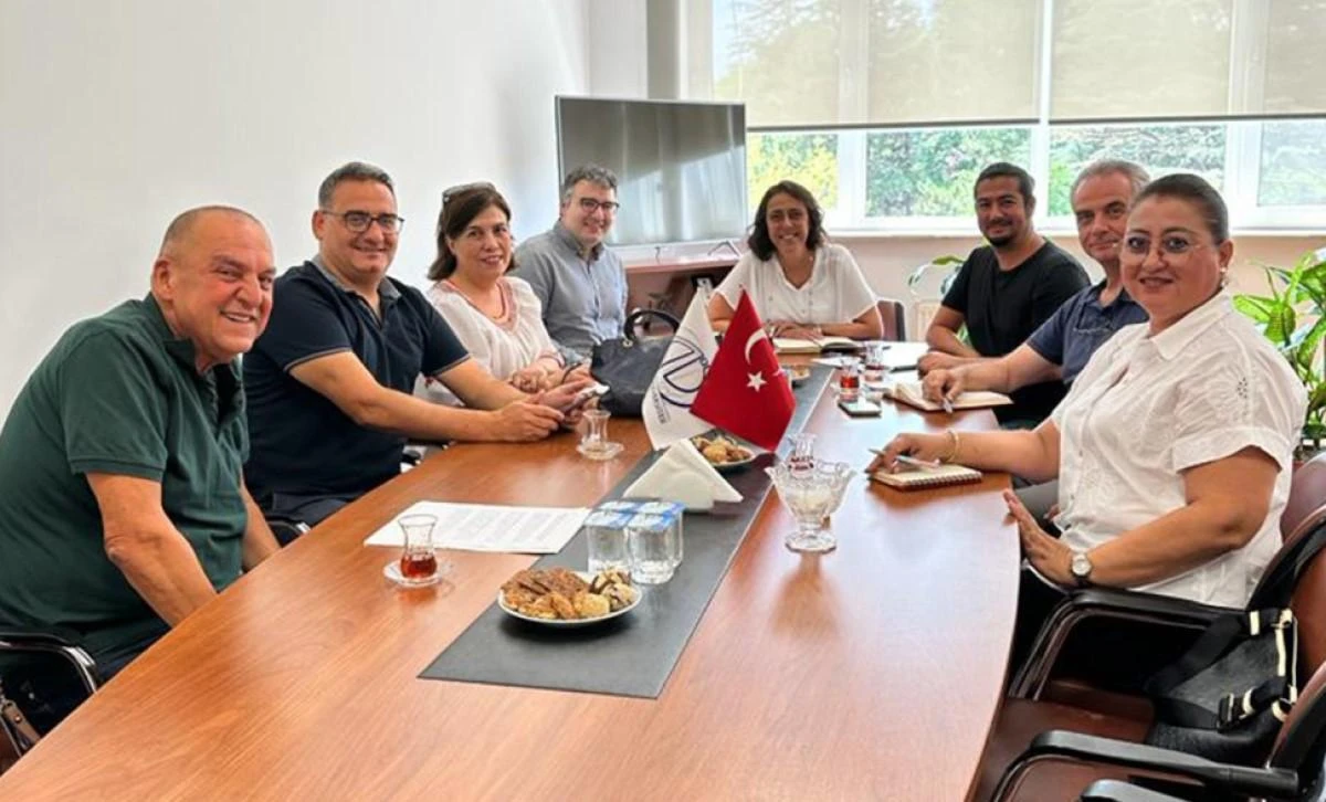 İİBF ile Yabancı Diller Yüksekokulu çalışma toplantısında bir araya geldi