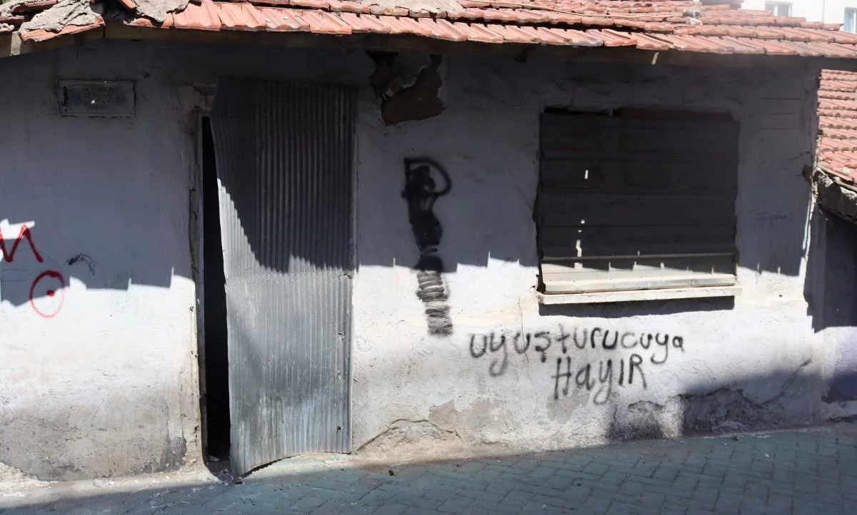 Eskişehir’deki virane ev sokak sakinlerine endişe veriyor