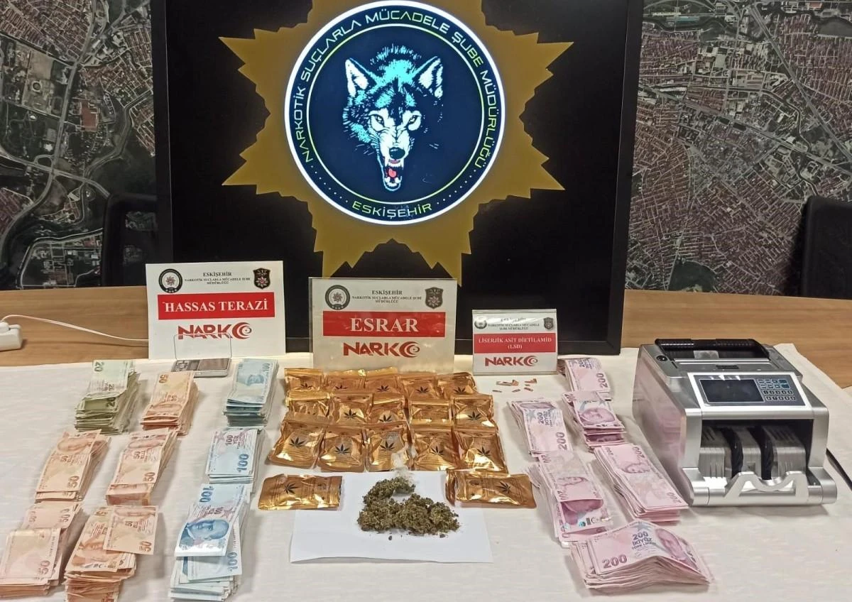 Torbacıların evinden yüklü miktarda para ve para sayma makinesi çıktı