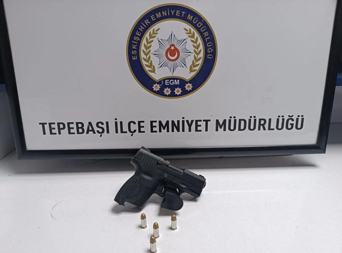 Polislerce şüpheliler üzerinden silah ve uyuşturucu madde ele geçirildi