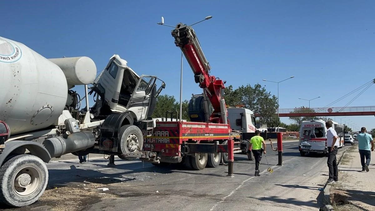 Beton mikseri önce yolcu otobüsüne, sonra ambulansa çarptı 14 yaralı