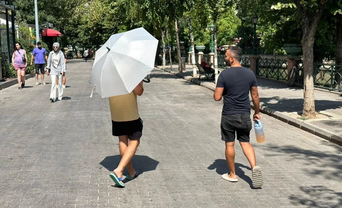 Hava sıcaklıkları düşerken güneşe karşı şemsiye önlemi devam ediyor