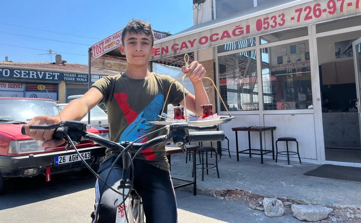 Bisiklet üzerinde günde 600 bardak çay dağıtıyor