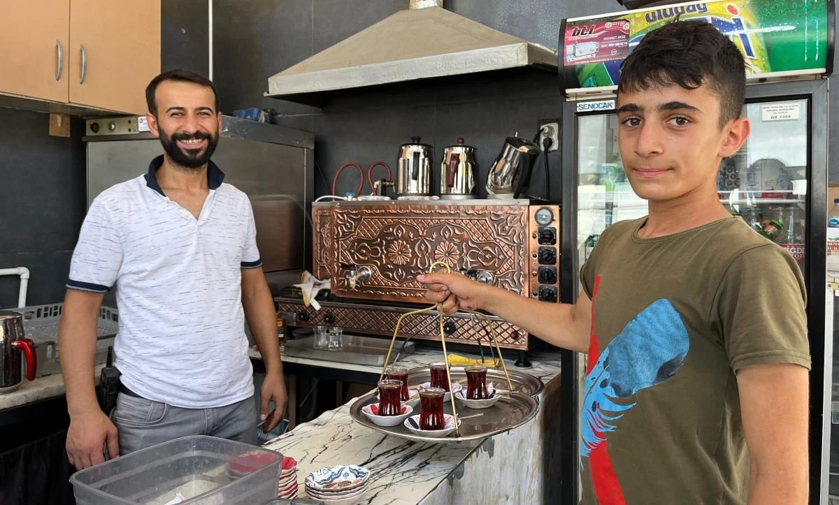 Bisiklet üzerinde günde 600 bardak çay dağıtıyor
