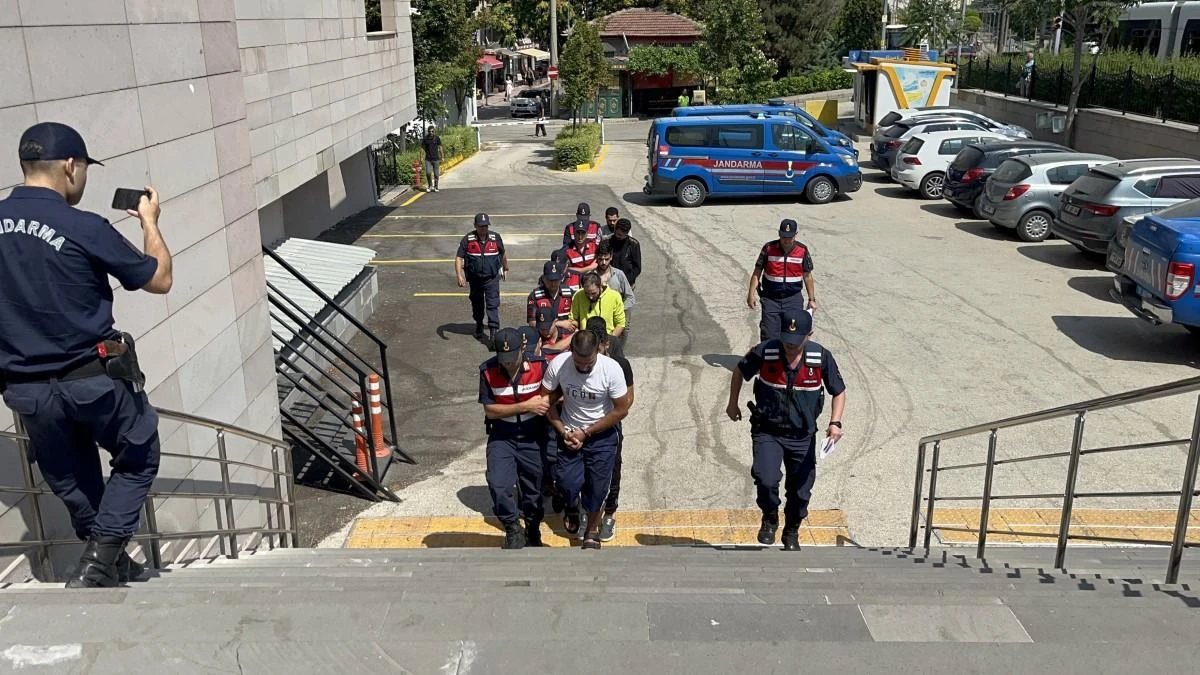 Silah zoruyla küçükbaş hayvan ve para gasp eden yabancı uyruklu 7 şahıs adliyeye sevk edildi