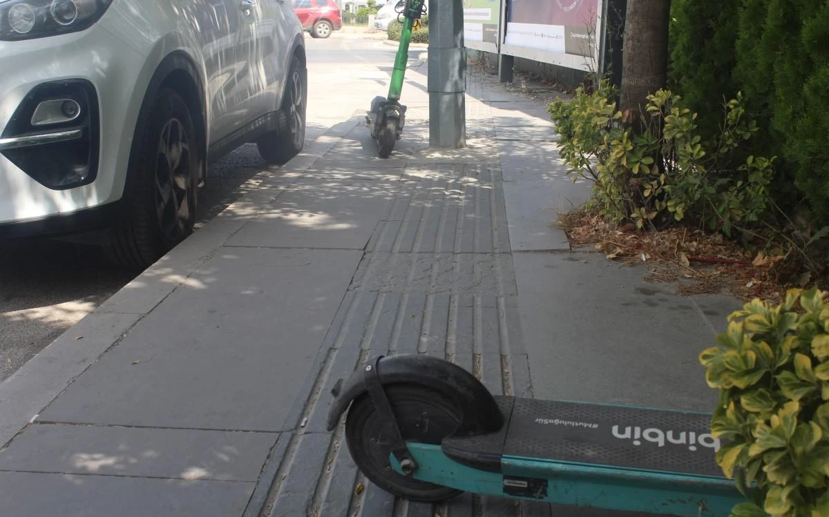 Elektrikli scooterların kaldırımdaki görme engelli yolunu kapatması tepki çekti