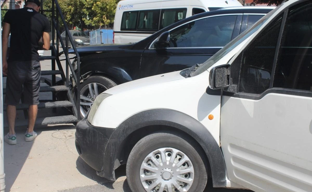 Eskişehir’de iki araç kafa kafaya çarpıştı